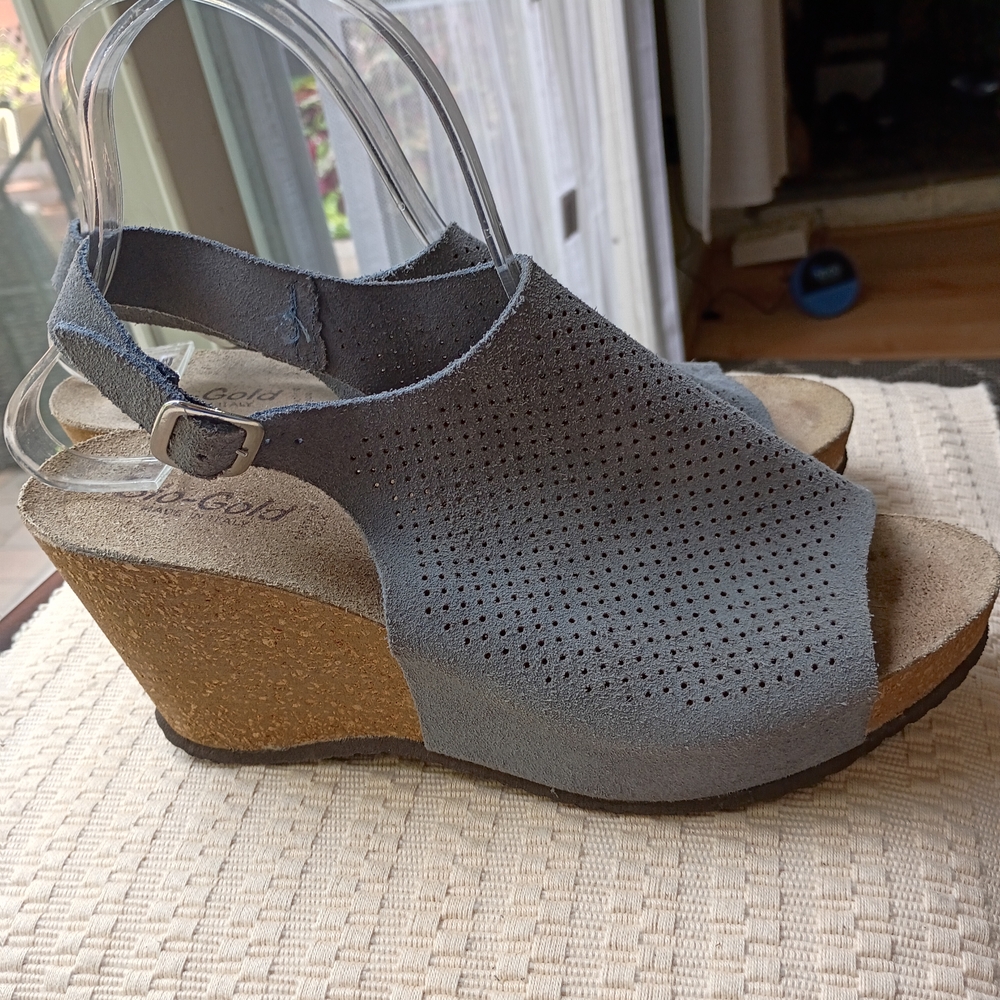 Bio Gold Stylish Gray 🩶 Leather Wedge Sandals Size 7.5.New Condition